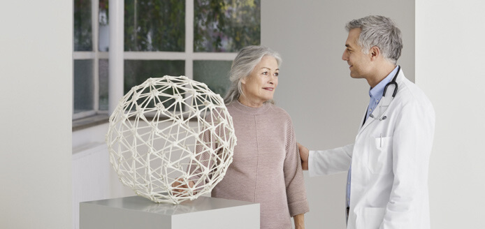 Učinkovito zdravljenje osteoporoze je na voljo, vendar nekateri izzivi lahko omejujejo uspešnost terapije